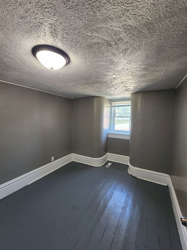 Foto del edificio - 2 bed 1 bath upstairs apartment
