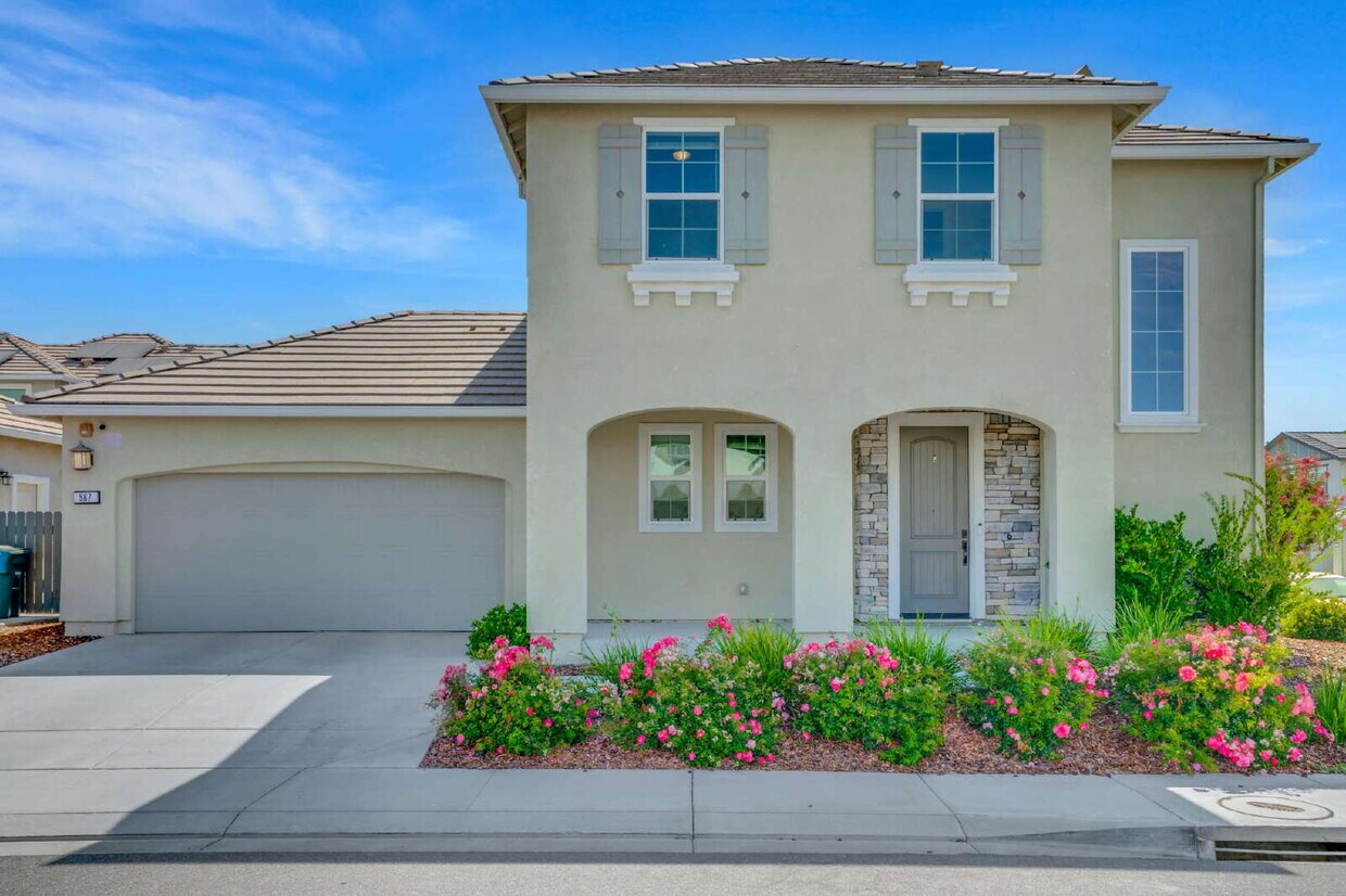 Foto principal - Modern 3-Bed, 3-Bath Vacaville Home Built ...