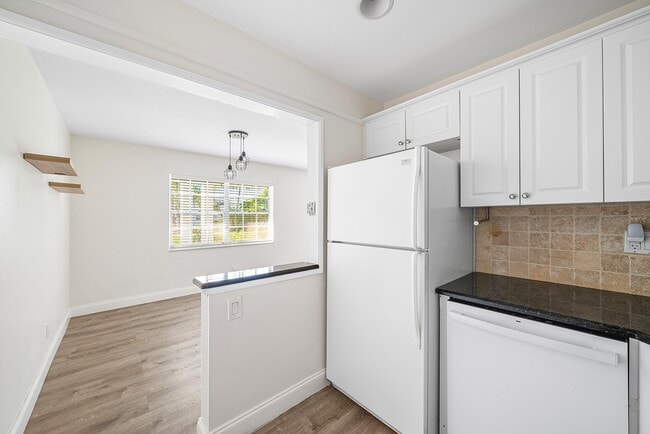 Building Photo - 2455 NE 51st St