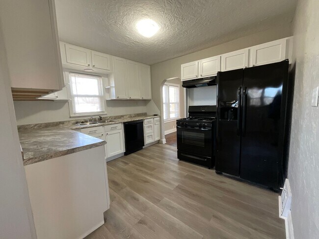 Foto del edificio - Newly remodeled 3 Bedroom 1.5 Bath Across ...