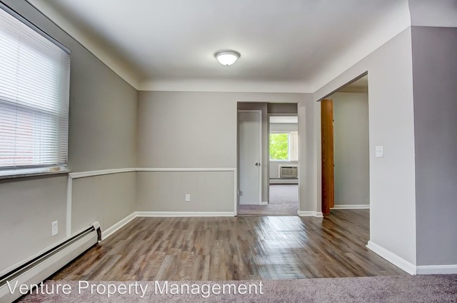 Foto del edificio - 7815-7821 Dawn Rd