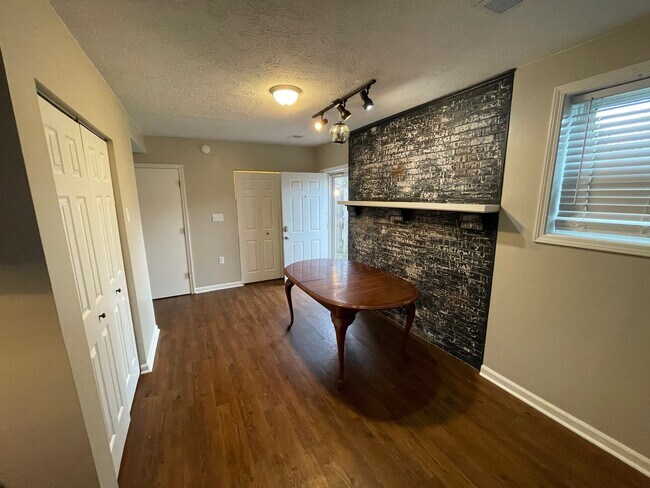 Building Photo - 410 Woodview Dr