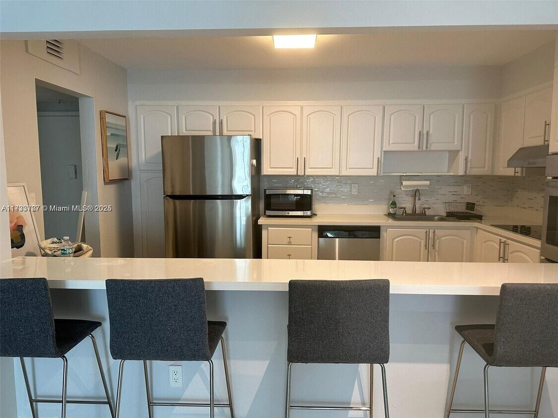 Foto principal - 19380 Collins Ave