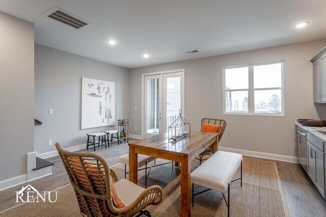 Foto del edificio - 2356 E 18th St Pl