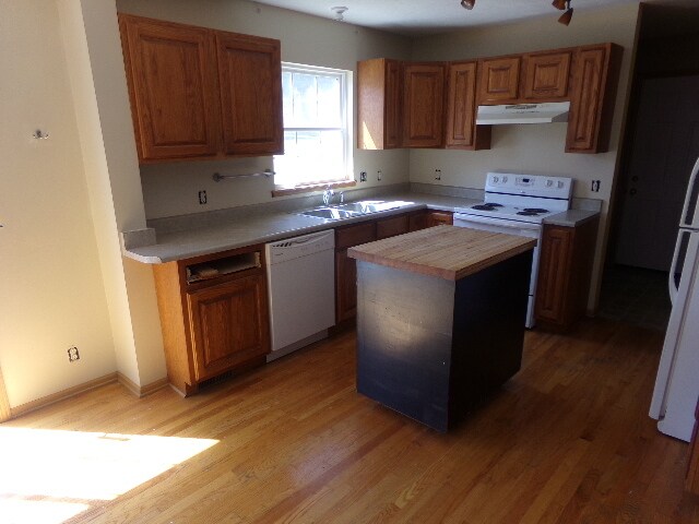 Building Photo - Very Nice 3 level home near Leffler Middle...