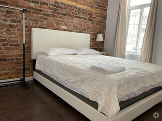 Building Photo - 4825 Rue Saint-Urbain