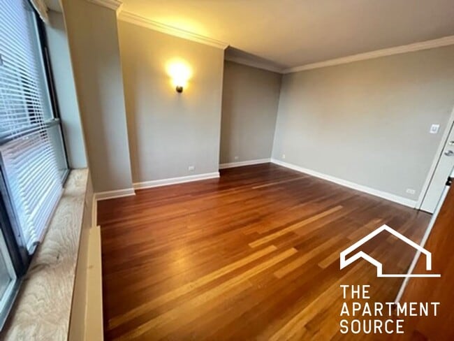 Building Photo - 700 W Bittersweet Pl