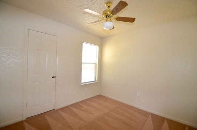 Foto del edificio - AMAZING 4 BED/ 2 BATH HOME IN WESTERN HILLS ESTATES- COVE!