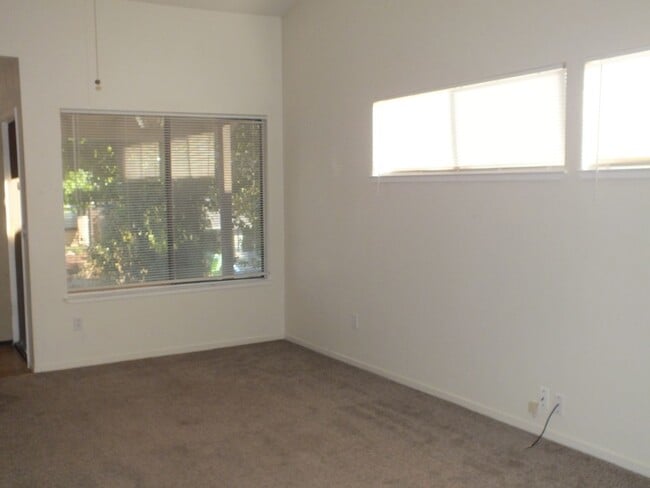 Foto del edificio - Rescue duplex 2/1 home w garage $2195