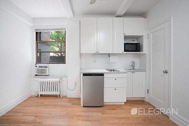 Building Photo - 325 W 45th St