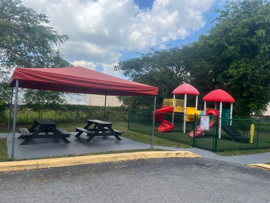 Foto principal - 686 NW 114th Ave