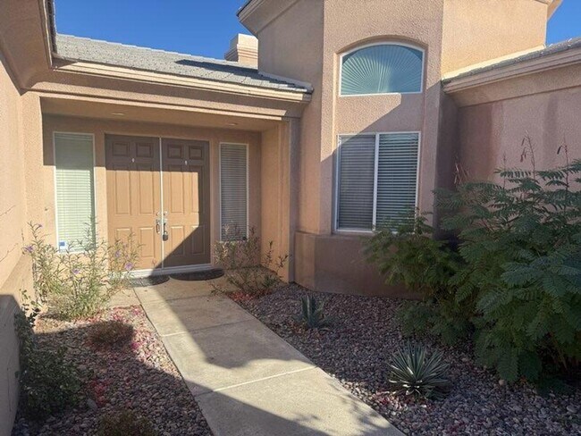 Foto del edificio - Large 3 bed 2.5 bath with pool and Gargae