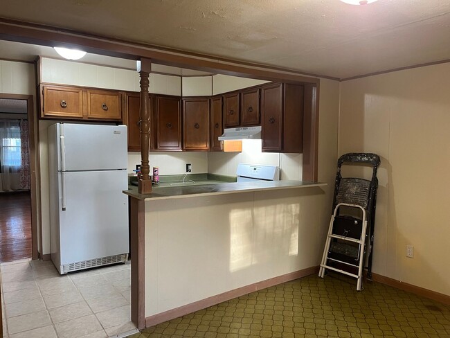 Building Photo - Clean 2 Bedroom home with hardwood floorin...