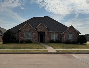 Building Photo - 5011 Lantana Dr