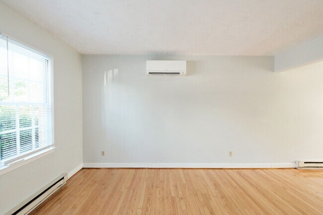 Foto del edificio - Small Dog-Friendly Woolen Mills Duplex Near Downtown