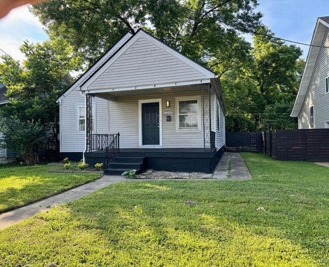 3 Bedroom House in South Louisville - Fenced Yard, Off-Street Parking, Pets OKAY! - 3 Bedroom House in South Louisville - Fenced Yard, Off-Street Parking, Pets OKAY!