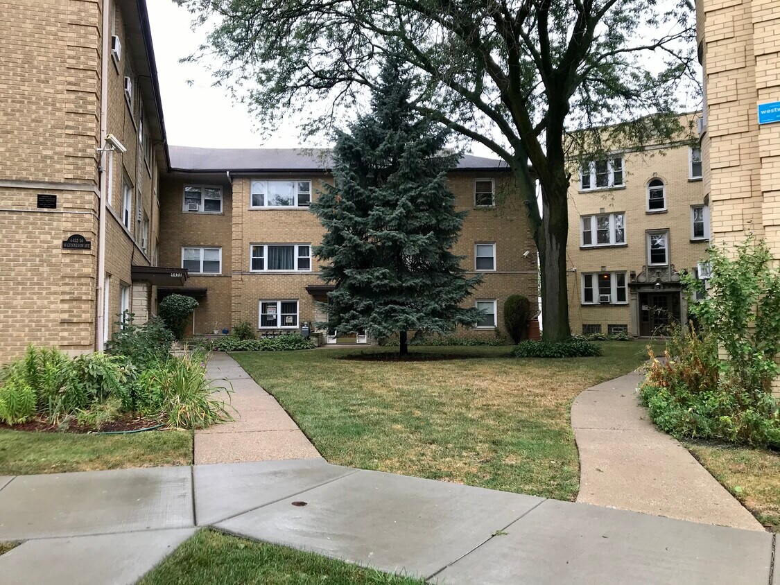 Primary Photo - 4456 W Gunnison St