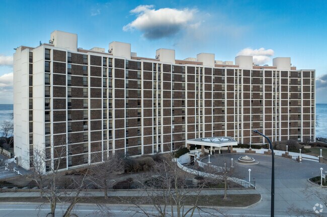 Building Photo - 1500 Sheridan Rd