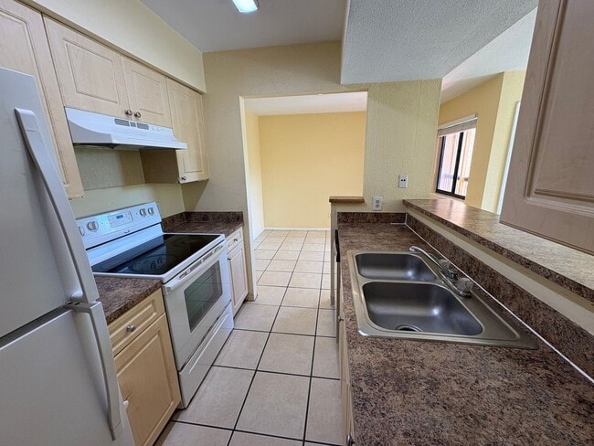 Building Photo - 2905 Winkler Ave
