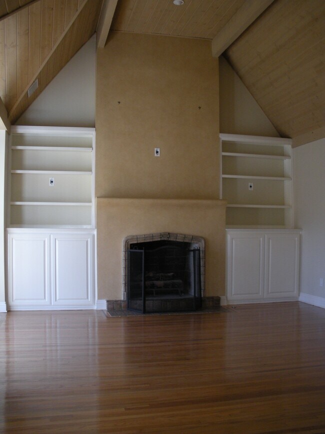 Building Photo - 8827 Rosewood Ave