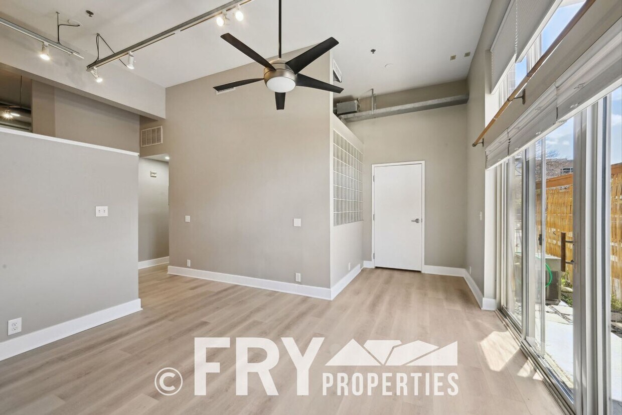 Foto principal - Ground Floor Condo in Great Uptown Location