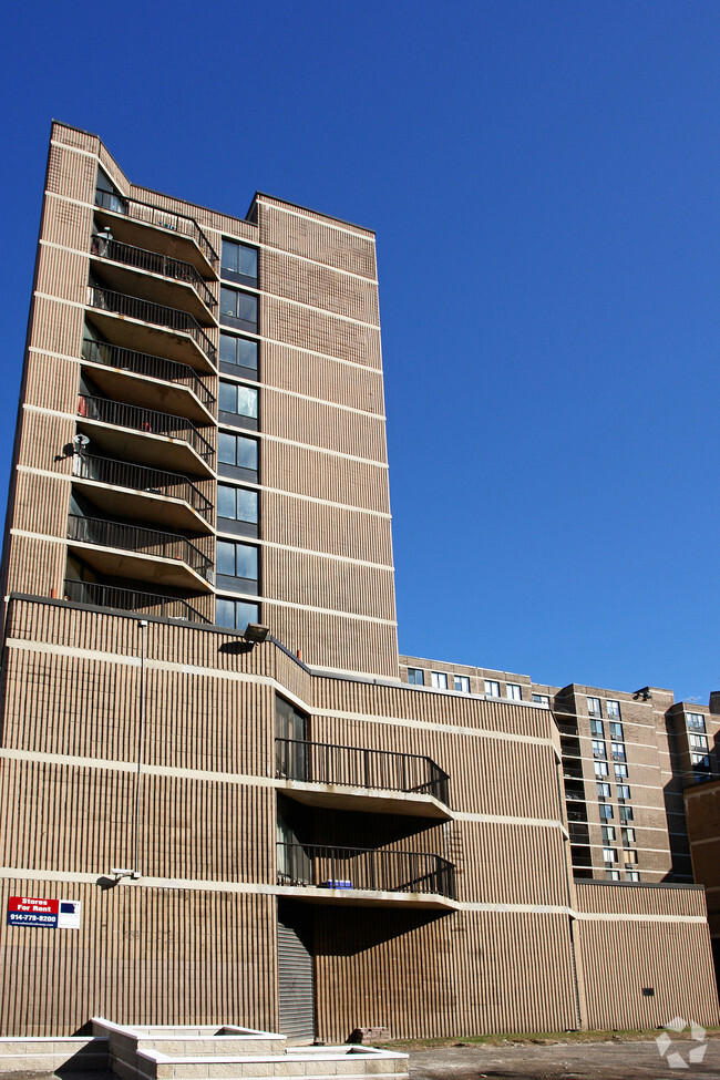 Building Photo - The Crossing