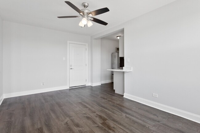 Building Photo - 1521 W Sherwin Ave