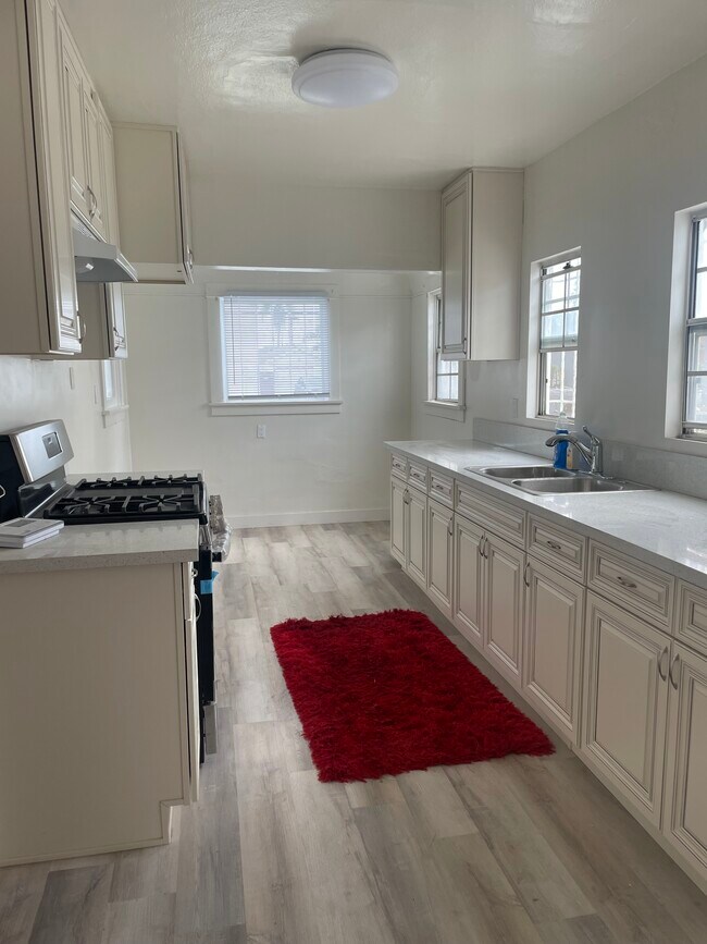 KITCHEN - 533 W Palmer St