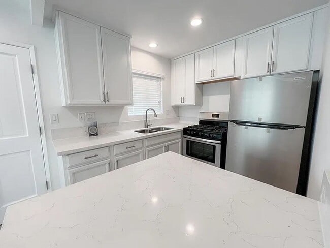 Building Photo - Luxury 1  Bedroom Ocean View Apartment wal...