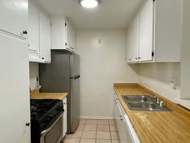 Building Photo - Charming 3 bed 2 bath condo in Tarzana