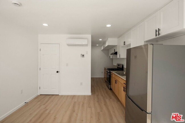 Building Photo - 435 W Elk Ave