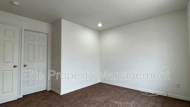 Building Photo - 173 S Stardust Ct