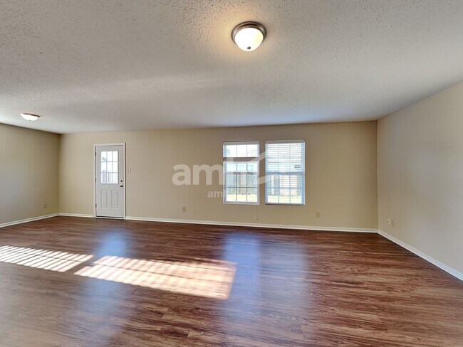 Foto del edificio - 1361 Redwood Dr