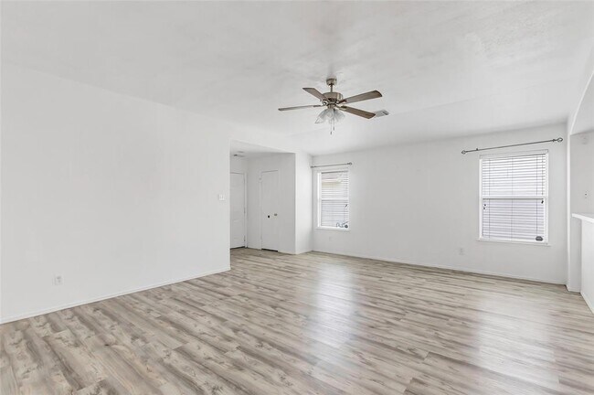Foto del edificio - 1814 Wooded Acres Dr