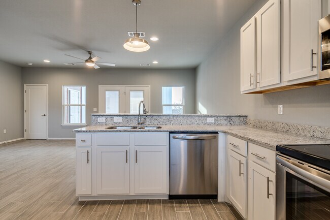 Foto del edificio - Hog Trough Luxury Townhomes of Fayetteville