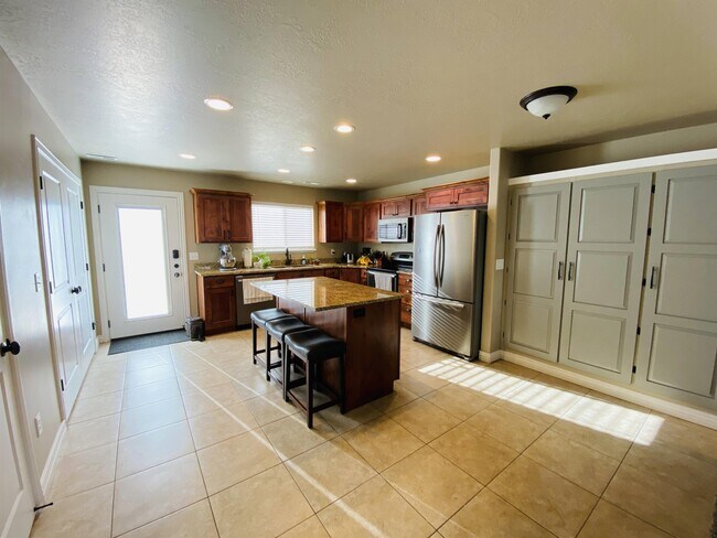Building Photo - 7453 Sandalwood Dr