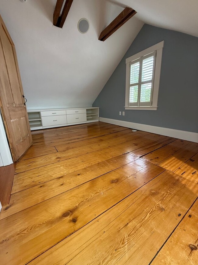 Building Photo - 2 bedroom ,1 bathroom unit at an historic ...