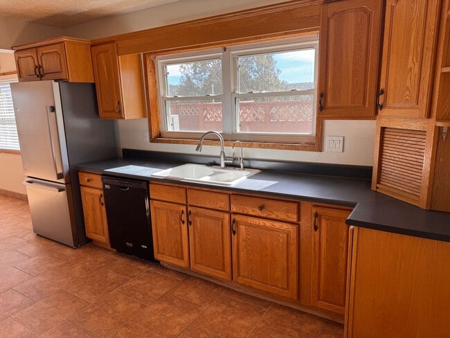 Foto del edificio - 3 Bedroom, 2 Bathroom Home in Cedar Crest, NM.