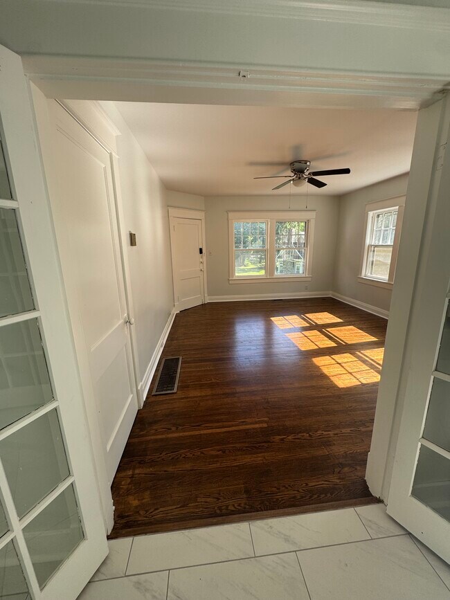 Sala de estar luminosa y espaciosa con puerta de entrada (entrada con teclado) y armario. - 1333 Castlewood Ave