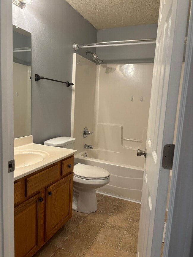 Building Photo - 817 Lake Vista Dr