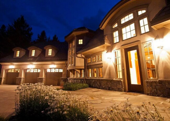 Building Photo - Luxury Mountain Home