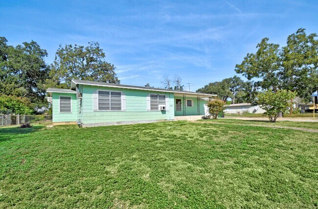 Foto del edificio - Charming move-in ready home on a spacious ...
