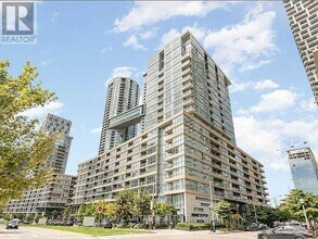 Building Photo - 10 Capreol Ct