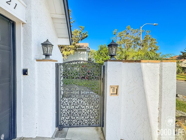 Building Photo - Stunning 5Bd/3.5Ba Home in Laguna Hills with a Pool and Elevator!