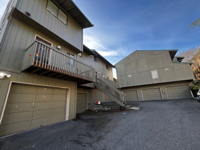 Foto del edificio - 3 Bed Townhouse With Garage Near WWU--Recently Remodeled