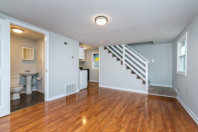 Building Photo - 1049 Dixon Ave