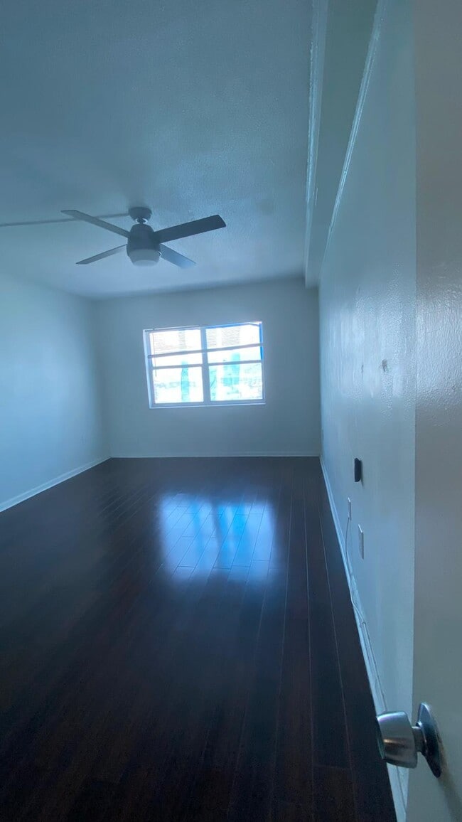 Building Photo - 400 Kings Point Dr