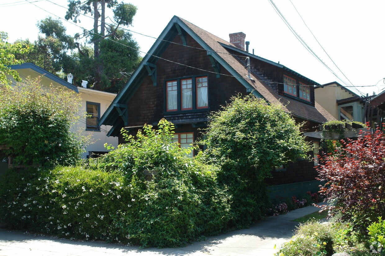 Foto principal - 5938 Chabot Rd