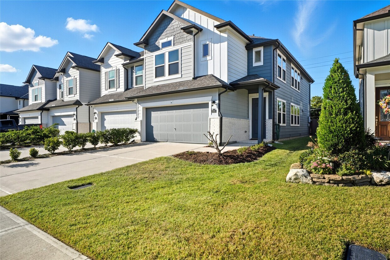 Primary Photo - 7335 Hinsdale Dr