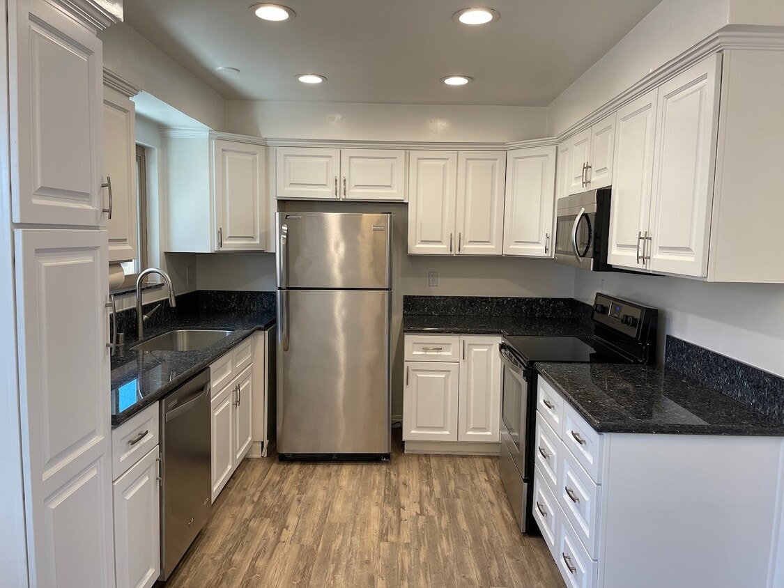 Kitchen - 718 N Guadalupe Ave